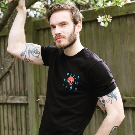 950 mil Me gusta, 6.746 comentarios - PewDiePie (@pewdiepie) en Instagram: "Flexing that new merch. Link in bio 🔗👆" Pewdiepie's Tattoos, Pewdiepie Tattoo, Felix Pewdiepie, Gary Baseman, Body Male, Frog Tattoos, The It Girl, Sketching Ideas, Beautiful Tattoo