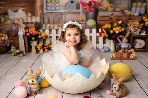 Easter Egg Photo, Easter Photo Ideas, Fotoshoot Ideas, Easter Mini Sessions, Giant Easter Eggs, Easter Photo Props, Easter Minis, Easter Backdrop, Easter Photoshoot