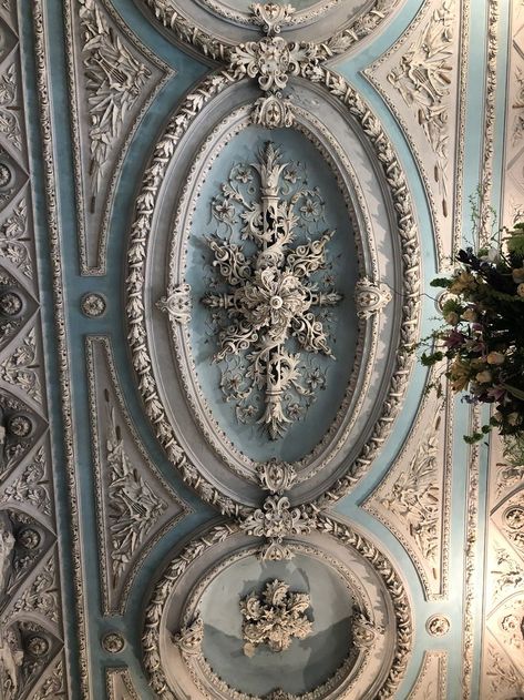 Plaster Ceiling Design, Paris Wall Decor, Gypsum Decoration, House Wall Design, Baroque Decor, Plaster Ceiling, Wall Painting Decor, Painting Decor, Classic Interior Design