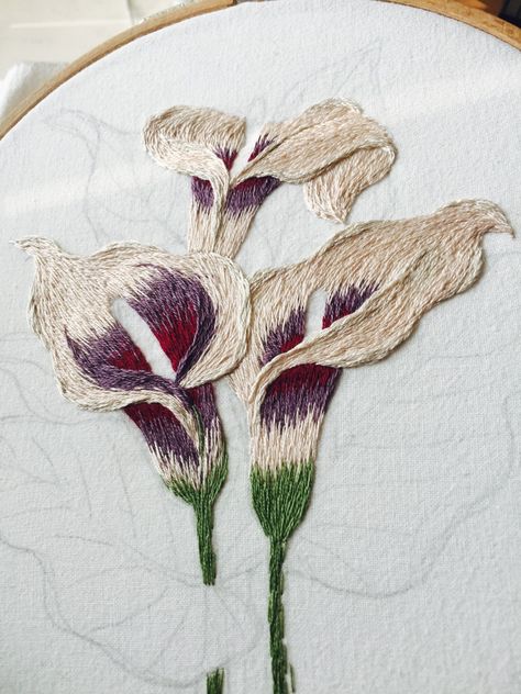 Embroidered Calla Lily, Calla Lily Embroidery, Lily Embroidery Pattern, Embroidered Lily, Lily Embroidery, Bordados Tambour, Saree Painting Designs, Bee Embroidery, Embroidery Tshirt