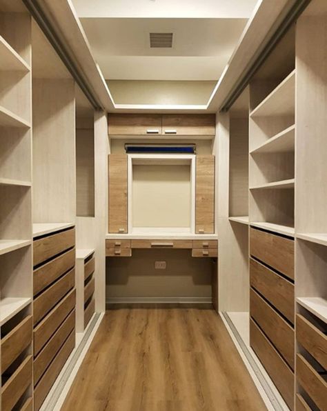 10 ideas para tener un vestidor de envidia Narrow Walking Closet, Walking Wardrobe Ideas, Ideas De Closet, Idee Dressing, Ideas Vestidor, Walking Closet Ideas, Small Walkin Closet, Narrow Walk In Closet, Ideas Habitacion