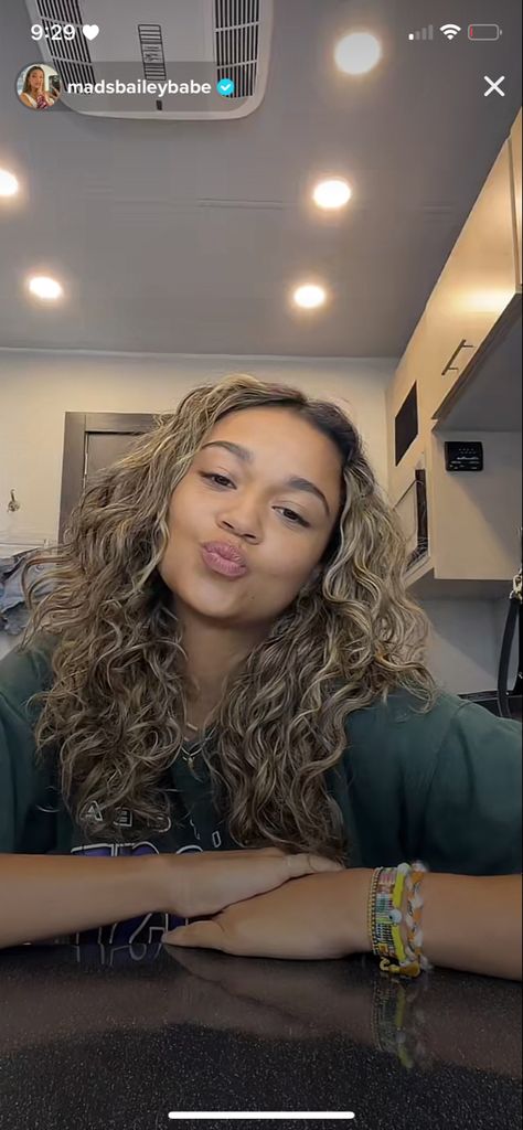 Madison Bailey Curly Hair, Madison Bailey Hair Colour, Maddison Bailey Hair, Madison Bailey Hair Routine, Madison Bailey Hair, Maddison Bailey, Blonde Highlights Curly Hair, Curly Highlights, Kiara Carrera