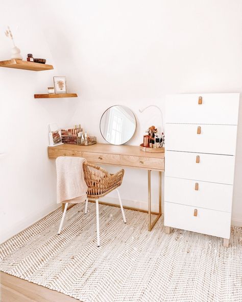 Boho Desk And Vanity, Bedroom Vanity Minimalist, Boho Bedroom With Vanity, Boho Bedroom Vanity, Boho Makeup Room, Vanity Ideas Bedroom Boho, Boho Makeup Vanity, Boho Vanity Ideas, Simple Makeup Vanity