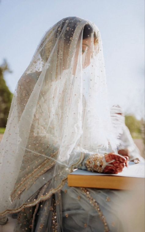 Nikkah Veil, Nikkah Dupatta Ideas, Nikkah Pictures, White Nikkah Dress, Nikkah Board, Nikkah Aesthetic, Pakistani Wedding Shoot, Nikkah Photoshoot, Bridal Shoots Pakistani