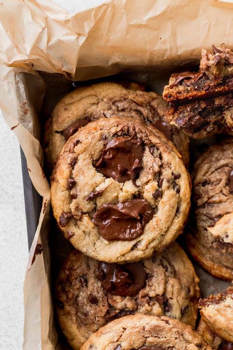 These peanut butter Nutella cookies are easy to make and combine peanut butter and Nutella into one dream cookie. These peanut butter cookies are large and chewy cookies. It is swirled with Nutella. Peanut Butter Nutella Cookies, Nutella Peanut Butter, Crispy Chocolate Chip Cookies, Peanut Butter Nutella, Chewy Peanut Butter Cookies, Frozen Cookie Dough, Nutella Cookies, Peanut Butter Chocolate Chip Cookies, Sweet Treats Recipes