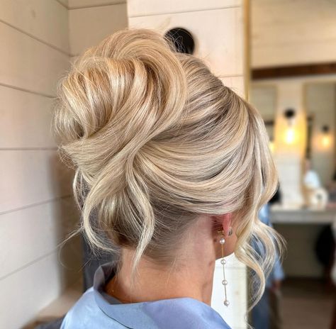 Hair Updos Blonde, High Up Do Hairstyles, Bridal Hair Updo Blonde, Bridal Hair High Updo, Formal Up Do, Bridal Hair High Bun, Mom Of The Bride Hair, High Bun Bridal Hair, Updo High Bun