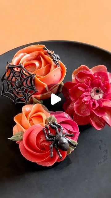 Nanvah Nina Michael on Instagram: "Learn these halloween cupcakes~beginner friendly A whole set of these would be 👌🏼🕸️🕷️🌸  Tips used in order… -Rosette trio using 1M & 352 with a chocolate spider -Buttercream Rose using 124 with chocolate web & spider -Petal eyeball bloom using a 123 tip and sprinkle eye  Tip: laminate your images to directly pipe chocolate shapes straight on to it. You can wash and reuse over and over. 😃  #flowercupcakes #frostingcupcakes #halloweencountdown #spookymonth #cupcakeideas #halloweencupcakes #autumnmood #chocolateart" White Chocolate Spider Webs, Chocolate Spiders, Decorated Cupcakes, Chocolate Shapes, Web Spider, Buttercream Roses, Halloween Countdown, Chocolate Art, Flower Cupcakes