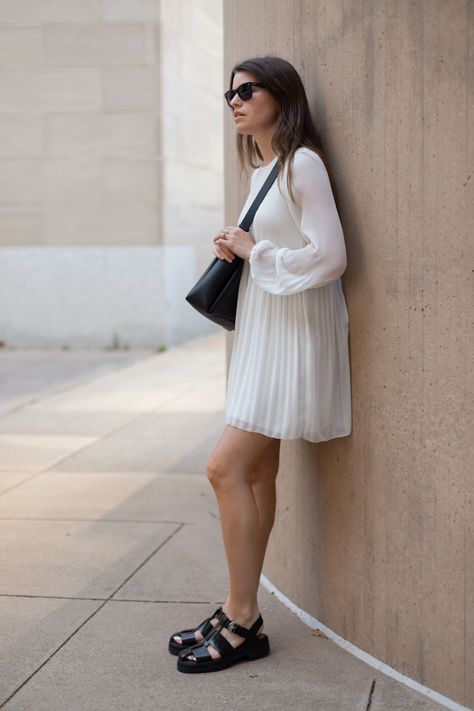 Styling A White Dress, Fisherman Sandals Outfit, Chunky Sandals Outfit, Black Sandals Outfit, Chunky Black Sandals, Spring Sandals, Sandals Outfit, Fisherman Sandals, Chunky Sandals