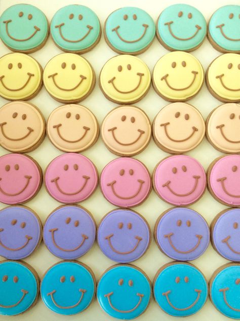 Smile Cookies Decorated, Smiley Face Royal Icing Cookies, Smiley Face Macaron, Cute Cookie Decorating Ideas Simple, Emoji Cookies Decorated, Circle Royal Icing Cookies Simple, 2nd Birthday Cookies Decorated, Simple Cookies Decorated, Circle Cookies Royal Icing