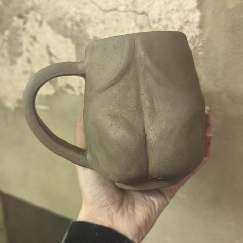 Full body mug! Spent a bit longer in the shed this morning to make this mug but it was so worth it! #pottery #boobmug #boobpot #titpot #titmug #tittymug #feminist #feministart #buttmug #handmade #ceramics #pottery #clay #art #ceramicart #potter #figurative #bodypositive #bodypositivity #bodypositiveart #bodyneutral #bodyneutrality #mug #artmug #potterywheel #throwing Body Positivity Art, Handmade Ceramics Pottery, Pottery Clay, The Shed, Ceramics Pottery, Feminist Art, Pottery Wheel, Clay Art, Body Positivity