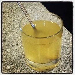 Mix ACV with water and honey and drink it every day for weight loss. Easy To Make Drinks, Acv Drink, Apple Cider Vinegar Recipes, Make Drinks, Smoothies Vegan, Vinegar Uses, How To Make Drinks, Fat Loss Diet, Health Diet