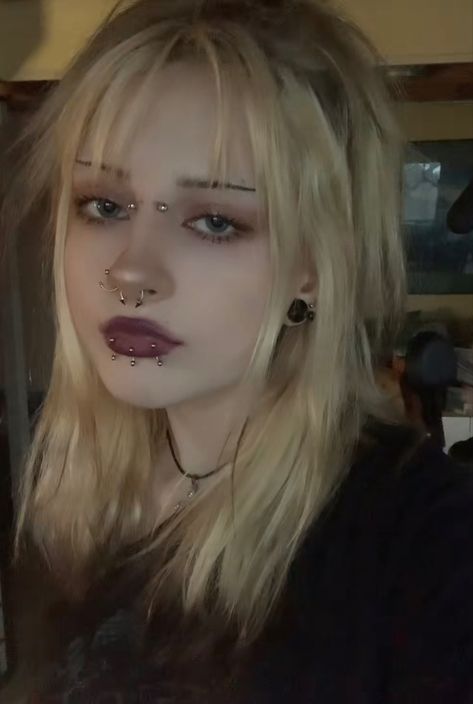 Cute Face Percinings, Grunge Makeup No Lashes, Blonde Grunge Makeup, A Lot Of Piercings Face, Lots Of Piercings Face, Makeup Inspo Alt, Piercing Combos Face, Facial Piercings Ideas, Different Face Piercings