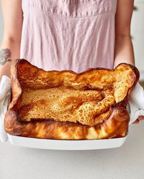 Cinnamon sugar dutch baby recipe. As much as I love regular pancakes, Dutch babies are infinitely more special! Despite being surprisingly easy and simple to make, they're impressive if you're looking for recipes and ideas to serve baked and hot from the ovens at a family breakfast. Usually they're sweet, but they can be savory too (make it this weekend for breakfast OR a quick dinner)! Top with apples. Great for fall and winter Jennycancook Recipes, Oven Pancakes, Dutch Baby Recipe, Dutch Baby Pancake, Pancake Recipes, Family Breakfast, Holiday Brunch, Dutch Baby, Pancakes And Waffles