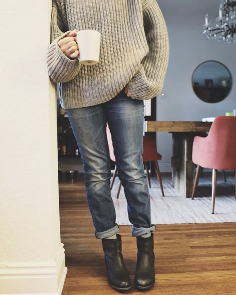 Black Jeans And Brown Boots Outfit, Frye Boots Outfit How To Wear, Frye Boots Outfit, Boyfriend Jeans Winter, Booties Outfit, Funky Fashion, Winter Mode, Cozy Sweater, Christchurch