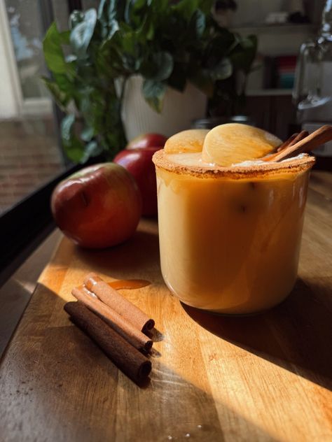 The best fall cocktail: Caramel Apple Bourbon Smash! Apple Margarita, Bourbon Drink, Apple Streusel Muffins, Bourbon Smash, Cider Sangria, Apple Cider Sangria, Apple Bourbon, Apple Streusel, Bourbon Cocktail