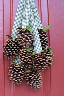 Diy Christmas Door Decorations, Pine Cone Wreath, Pinecone Crafts Christmas, Diy Christmas Door, Cone Wreath, Christmas Pine Cones, Diy Pinecone, Pine Cone Decorations, Pine Cone Crafts