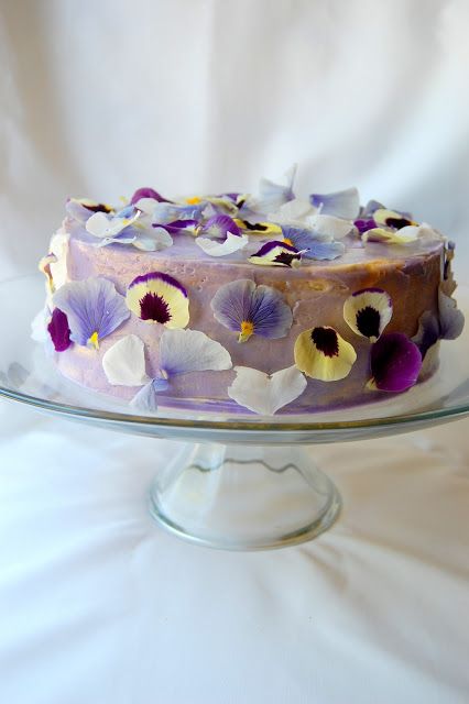 habibi: :: Lemon & Lavendar Cake Edible Flowers Cake, Edible Flowers Recipes, Lavender Cake, Fabulous Cakes, Purple And Yellow, Floral Cake, Edible Flowers, Pretty Cakes, Decadent Desserts