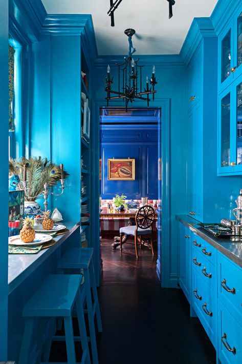 Beautiful blue lacquered walls! #blue Small Galley Kitchen, Galley Kitchens, Blue Kitchen Cabinets, New York Homes, Blue Paint Colors, All White Kitchen, Kitchen Paint Colors, Casa Container, Galley Kitchen