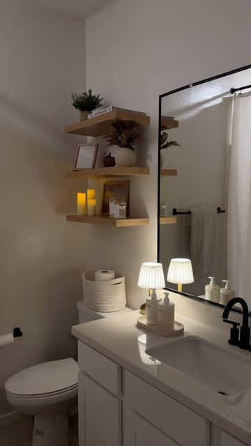 Bathroom Ideas Minimalist Small Spaces, Small Apartment Restroom Ideas, Zen Apartment Bathroom, Minimalist Neutral Bathroom, Clean Minimalist Bathroom, Spa Bathroom Ideas Apartments, Apartment Aesthetic Cozy Bathroom, Clean Small Bathroom, Couples Bathroom Ideas