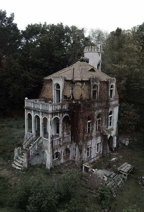 Old Abandoned Buildings, Creepy Houses, Abandoned Mansion, Old Abandoned Houses, Abandoned Castles, Abandoned House, Abandoned Mansions, Haunted Places, Abandoned Buildings