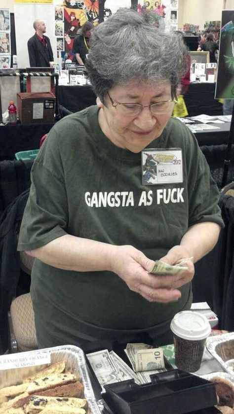 This old lady probably enjoys Wu-Tang Clan. | 27 T-Shirts That Tell You Everything You Need To Know What’s Going On, Bones Funny, Funny T, Mood Pics, Funny Shirts, Family Members, Make Me Smile, I Laughed, Just In Case