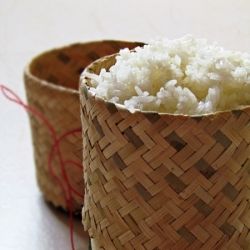 more how to cook sticky rice :) Cambodian Recipes, Asian Treats, Picture Displays, Bamboo Steamer, Cambodian Food, Laos Food, Thai Recipe, Thai Culture, Rice Fields