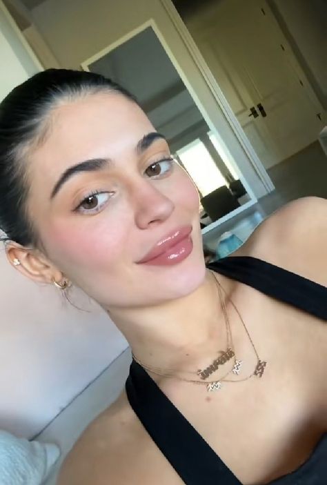 Kylie Jenner Hd, Kylie Jenner Makeup Natural, Kylie Kardashian Makeup, Kylie Jenner Eyebrows, Kylie Jenner Face, Grunge Eye Makeup, Maquillaje Kylie Jenner, Kylie Jenner Makeup Look, Kylie Jenner Lashes