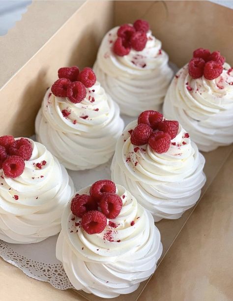 Berry Cupcakes, Mini Pavlova, Meringue Desserts, Pavlova Recipe, Cute Baking, Think Food, Mini Desserts, Pretty Cakes, Pavlova