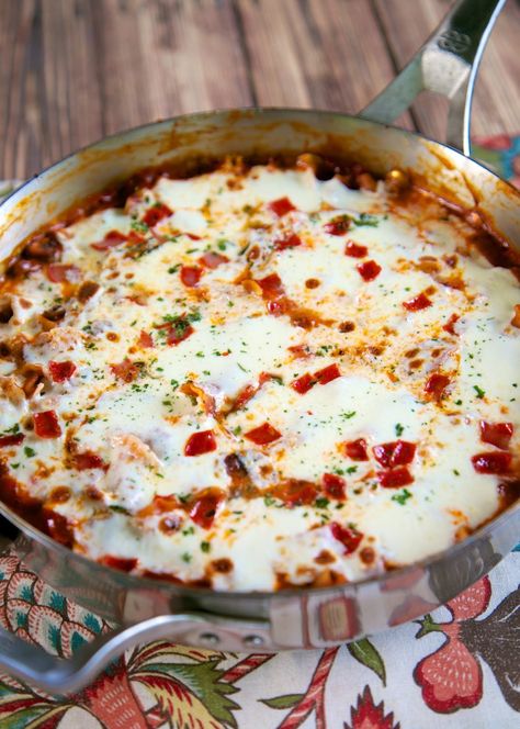 no boil pizza pasta skillet Chicken Pot Pie Pizza, Pot Pie Pizza, Crockpot Easy Meals, Skillet Spaghetti, No Boil Pasta, Stephanie Parker, Fast Family Meals, Pasta And Sauce, Pasta Skillet