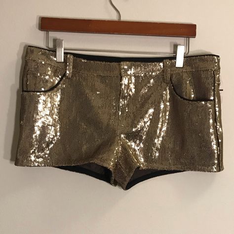 Real Pockets Gold Sequin On Outside No Sequins Missing Button And Zipper Low / Mid Rise Has A Bit Of Stretch Casual Going Out Outfit Night, Gold Sequin Shorts, College Gameday Outfits, Glitter Shorts, Sequin Shorts, Gameday Outfit, Club Style, Silk Shorts, Sequin Mini