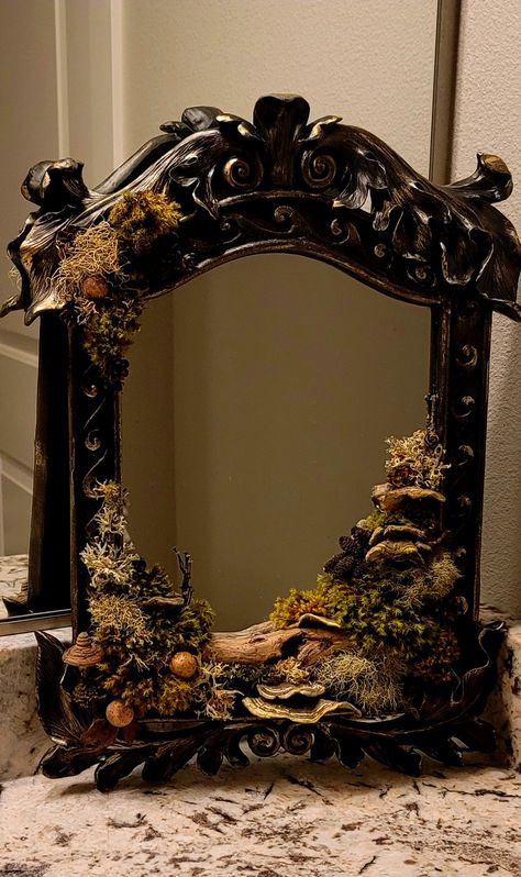 Cottage Witch Decor Diy, Dark Fairy Garden Aesthetic, Mirror Decoration Ideas Creative, Gothic Moss Mirror, Gothic Cottage Core Living Room, Diy Cottagecore Mirror, Forest Witch Bedroom Aesthetic, Witchy Upcycle, Gothic Craft Ideas