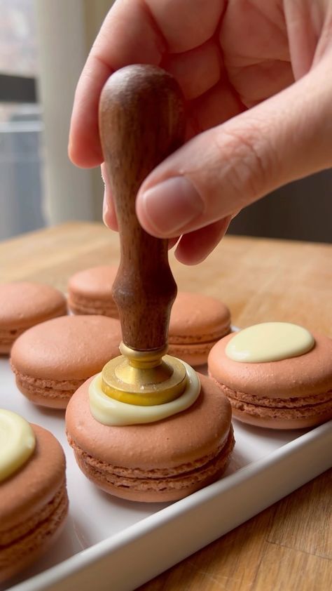 Maddie Brehm | One of my favorite ways to decorate macarons 😍 All you need is a wax seal stamp and some chocolate! Just make sure that your stamp is… | Instagram Decorate Macarons, Baking Macarons, Macaron Flavors, Luster Dust, Macaroon Recipes, Gourmet Desserts, French Desserts, Macaron Recipe, Dessert Decoration