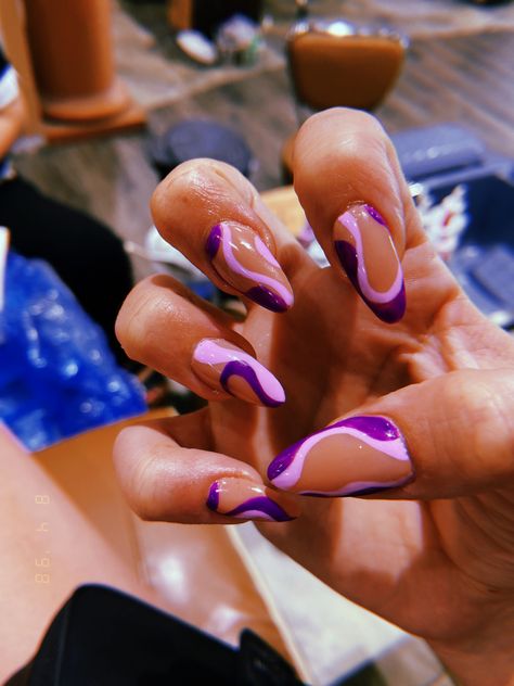 Purple swirl nails Halloween Swirl Nails, Purple Swirly Nails, Purple Nails Designs Summer, Purple Abstract Nails, Purple Design Nails, Nails Purple Design, Purple Swirl Nails, Summer Nails Purple, Purple Summer Nails