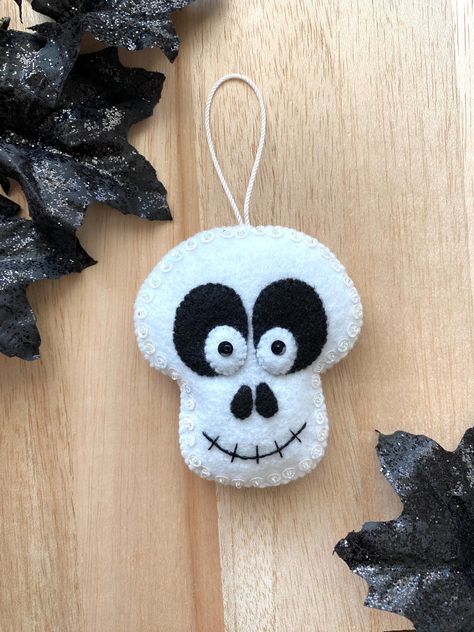 Add a touch of spooky to your Halloween decor! This felt skull ornament is sure to add Halloween cheer to any room.  **THIS IS A PDF PATTERN DOWNLOAD. ** No finished product will be shipped.  You will receive the PDF pattern for the felt skull Halloween ornament, so that you will be able to sew and create your very own felt ornament.  This skull measures roughly 3.75" tall. This pattern includes a list of all supplies needed and step-by-step instructions with color photos.  All designs and model Felt Skeleton, Free Felt Ornament Patterns, Felt Halloween Decorations, Felt Halloween Ornaments, Felt Skull, Fall Leaf Template, Halloween Tree Decorations, Halloween Felt Crafts, Felt Plushie