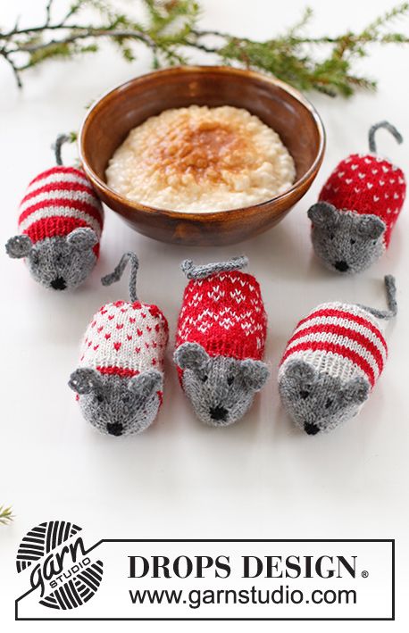 Christmas Mice / DROPS Extra 0-1548 - Free knitting pattern Pelottava Halloween, Christmas Knitting Patterns Free, Christmas Mice, Magazine Drops, Animal Knitting Patterns, Knitting Patterns Toys, Christmas Knitting Patterns, Knitted Animals, Nordic Christmas