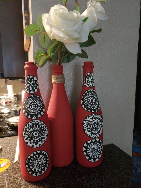 Wine Bottle Craft, Hand Painted Wine Bottles, Beautiful Bottles, Bottle Craft, Fabric Paint Designs, Wine Bottle Art, Glass Bottles Art, Pooja Room Design, Painted Wine Bottles