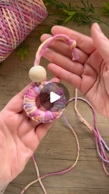 Wooden Curtain Ring Crafts, Macrame Door Wreath, Wooden Bead Crafts Diy, Crafts With Wooden Beads, Macrame Wreath Diy, Wooden Bead Crafts, Wooden Beads Crafts, Macrame Wreaths, Curtain Rings Crafts