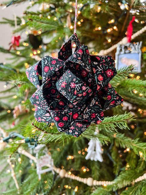 One of my favorite traditions around holiday gift giving is adding a sweet handmade ornament as a finishing touch to the packages for family and friends under the tree. And I can't wait to share with you what I'm making this year - a fabric gift bow that can serve double duty as a beautiful decoration for your gifts and a thoughtful handmade ornament to keep! This clever design looks just like the store bought bows made of ribbon, but so much prettier. Plus, it's a great way to use up some scra Quilted Tote Bags Tutorial, Fabric Bow Tutorial, Christmas Bows Diy, Fabric Tree, Tote Bag Tutorial, Gift Bow, Quilted Ornaments, Hanging Fabric, Ornament Tutorial