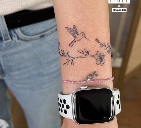 Armband Tattoo Frau, Wrap Around Wrist Tattoos, Butterfly With Flowers Tattoo, Tattoo Fonts Cursive, Wrap Tattoo, Flower Wrist Tattoos, Tattoo Wrist, Wicked Tattoos, Tasteful Tattoos