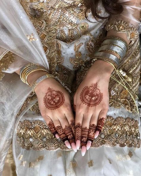 Mehndi Night Aesthetic, Nikkah Mehndi Designs Simple, Indian Henna Aesthetic, Bridal Henna Aesthetic, Henna Artist Aesthetic, Back Henna Designs Hand, Nikkah Mehndi Designs, Bridal Mehndi Simple, Mehndi Nails