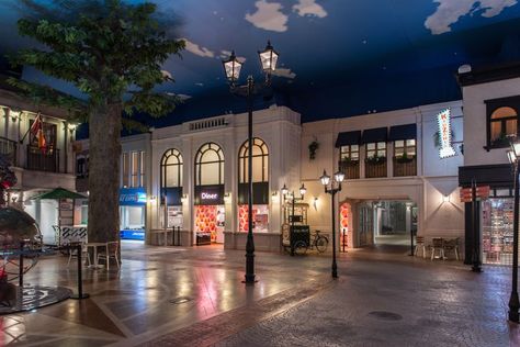 Kidzania London City Square Kidzania London, Indoor City, Pretend City, Indoor Playground Design, Indoor Play Centre, Play Cafe, City Square, Kids Cafe, London Family