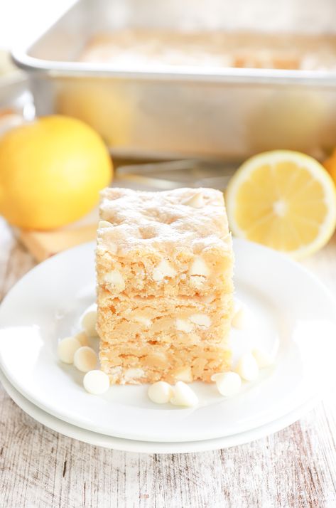 Lemon White Chocolate Brownies, Lemon White Chocolate Blondies, Lemon Brownies With White Chocolate, Lemon Blondies Recipe, Lemon Cake Pops Recipe, White Chocolate Chip Blondies, Dessert Blondies, White Chocolate Blondies Recipe, Lemon Blondies