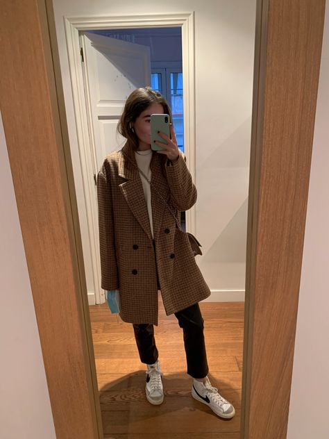 Winter Outfits Nike Blazer, Nike Blazer Mid 77 Outfit Winter, Nike Blazer Winter Outfit, Womens Nike Blazer Mid Outfit, High Top Nike Outfit Women, Nike Blazer Outfit Street Style, Nike Blazer Outfit Womens, Nike Blazer Mid 77 Outfit Woman, Blazer Shoes Outfit