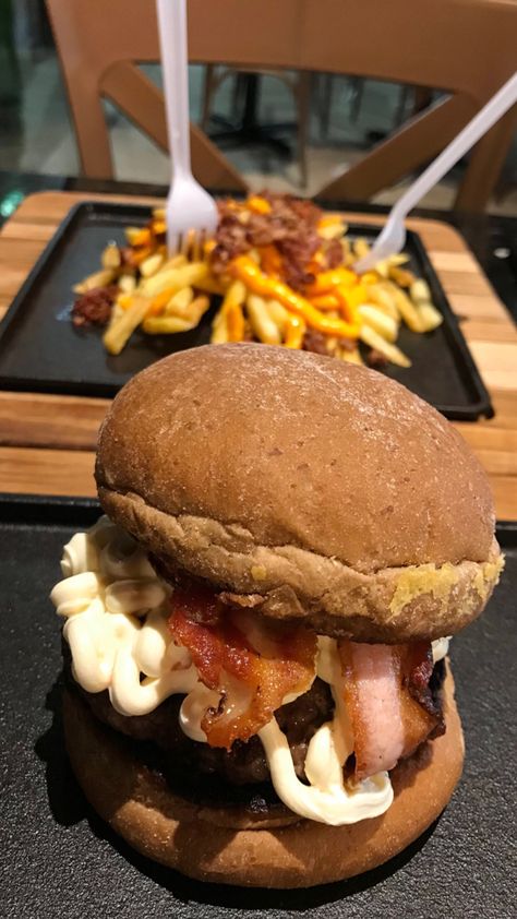 Food, sandwich, burger, bacon, cream cheese, meat, cheddar, cheese, french fries, Instagram, story, storie, stories, fake, fake story, passaporte pronto Fries Instagram Story, Cheese French Fries, Sandwich Burger, Fake Story, French Fries, Aesthetic Food, Cheddar Cheese, Breakfast Brunch, Cheddar