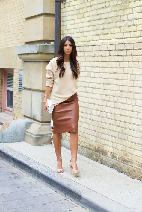 Brown Leather Pencil Skirt, Brown Leather Skirt, Leather Skirt Outfit, Faux Leather Pencil Skirt, Pencil Skirt Outfits, Rock Outfit, Moda Chic, Elegante Casual, Brown Skirts