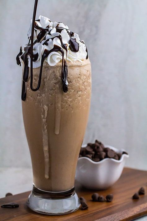 Coffee Shake Recipe, Healthy Iced Coffee, Iced Coffee Protein Shake Recipe, Super Healthy Smoothies, Smoothie Popsicles, Iced Coffee Protein Shake, Coffee Protein Shake, Coffee Shake, Mocha Recipe