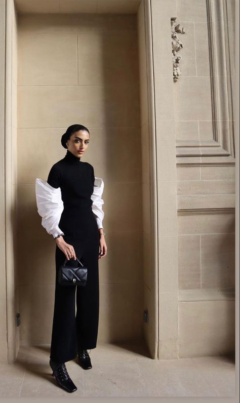 Yara Alnamlah Outfit, Abaya Pics, Saudi Fashion, Modern Fashion Outfits, Head Scarf Styles, Hijabi Fashion Casual, London Outfit, Women Dresses Classy, Hijabi Style