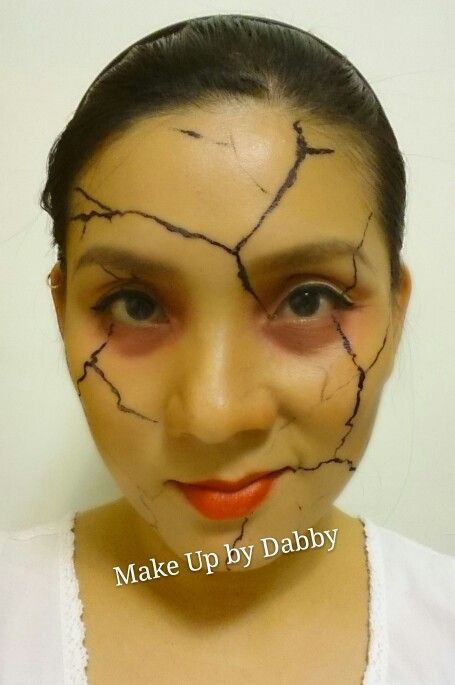 Cracked face Face Cracks Makeup, Cracked Face Makeup, Cracked Face, Maquillage Halloween Simple, Painting Halloween, Face Painting Halloween, Halloween Stuff, Face Painting, Halloween Makeup