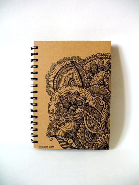 Libreta con mándala,monocromatica Drawing On Notebook Cover, Front Cover Sketchbook Ideas, Painted Sketchbook Cover, Sketchbook Design Cover, Sketchbook Cover Ideas Paint, Sketchbook Cover Page, Art Book Cover Ideas, Sketchbook Cover Design, Sketchbook Front Cover Ideas