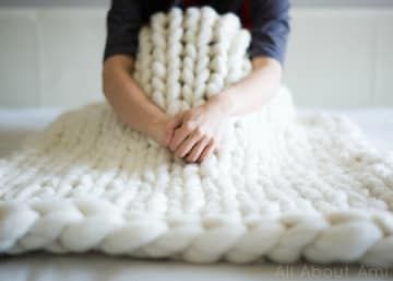 20 Ways To Make Your Bed The Most Comfortable Place On Earth Large Knit Blanket, Giant Knitting, Extreme Knitting, Big Knit Blanket, Arm Knitting Blanket, Large Knitting, Knitted Blanket, Knitted Afghans, Blanket Diy